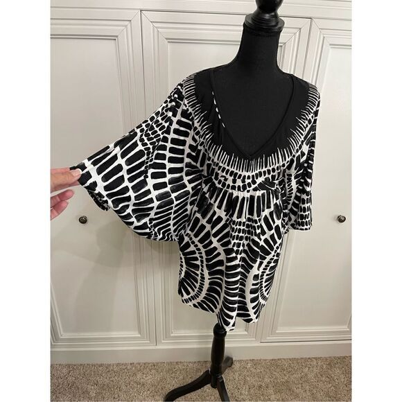 Trina Turk Tynic Top‎ Black and White women’s size small ￼ - Picture 3 of 8